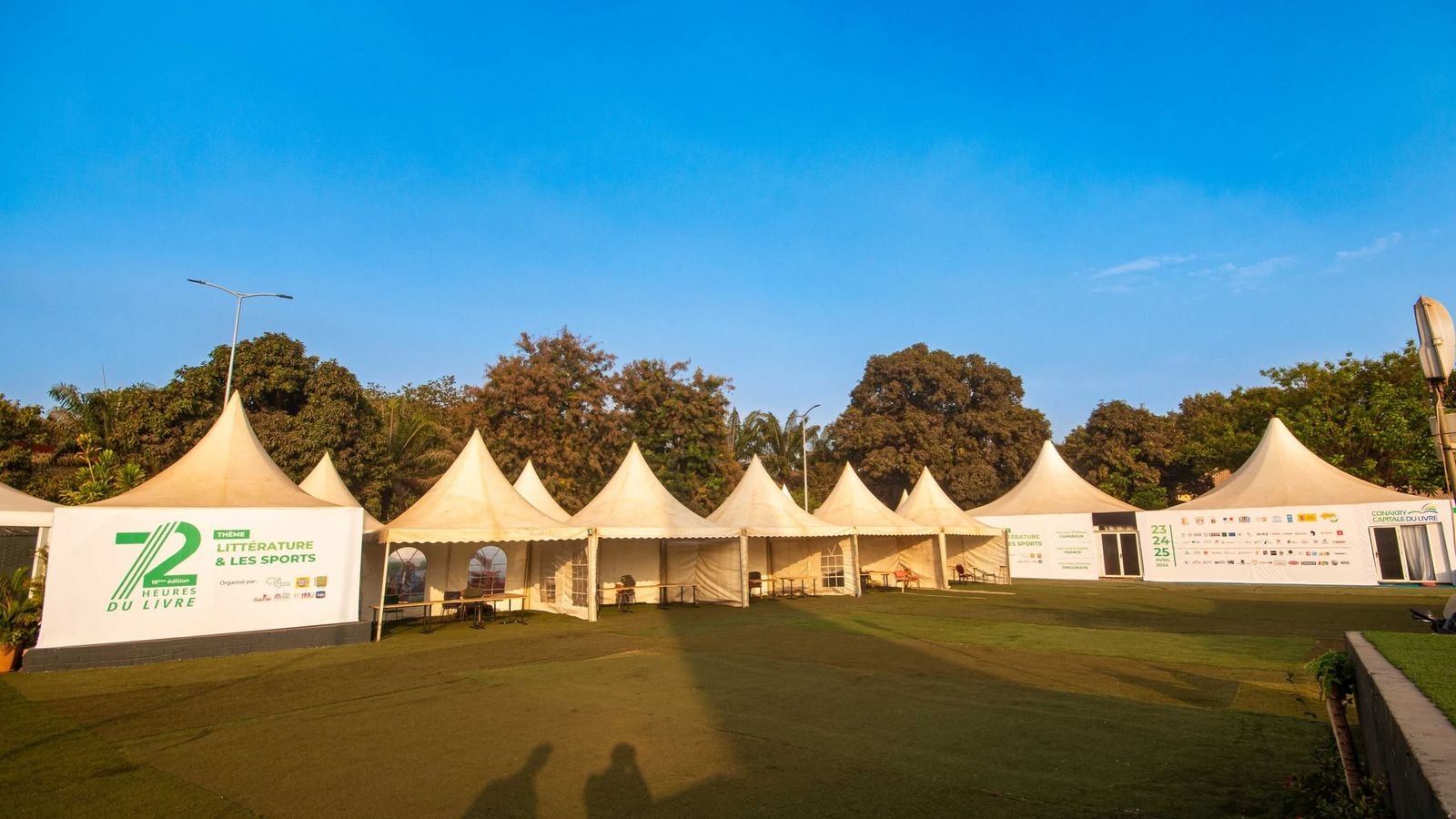 Village de tentes pagodes pour le salon 72 Heures du Livre