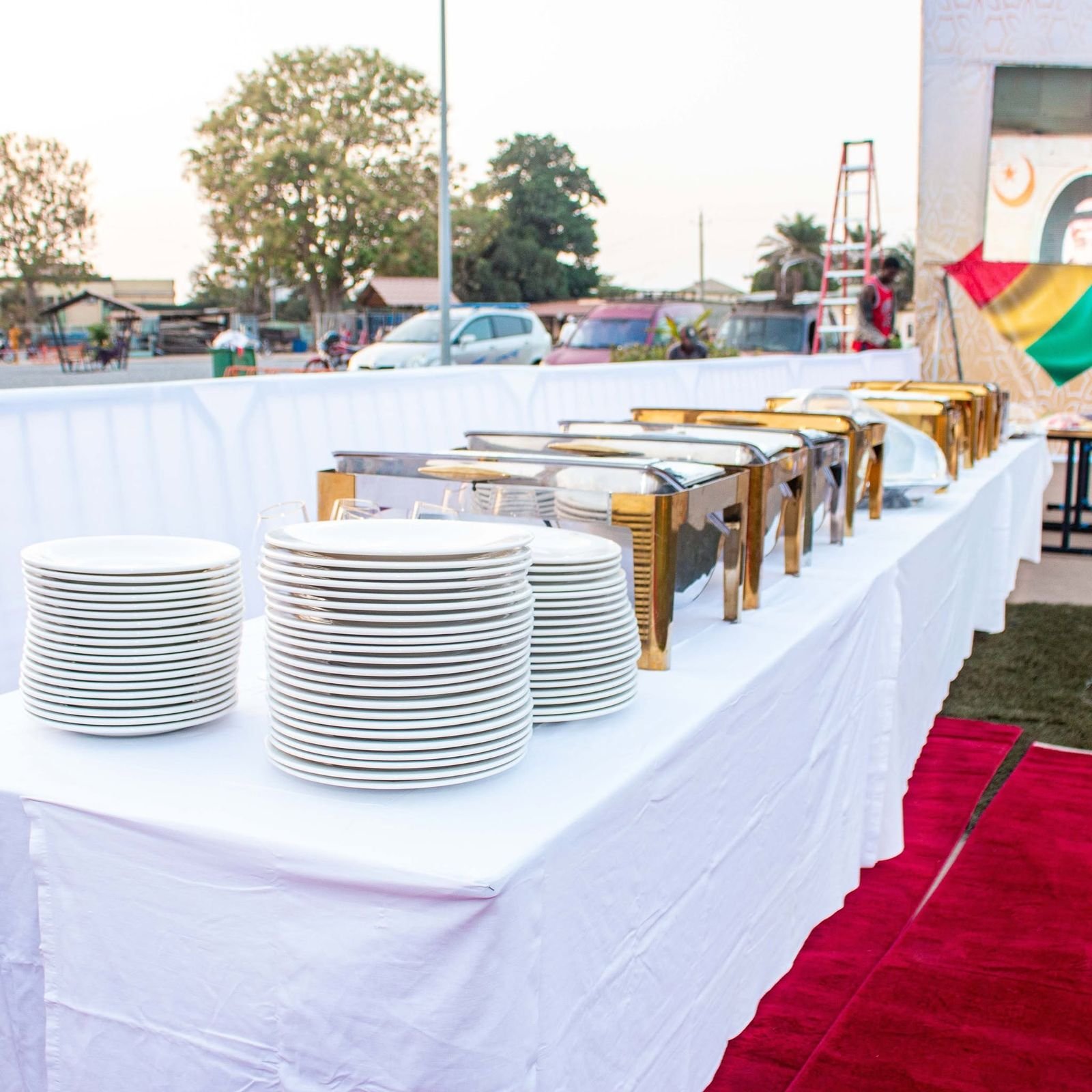 Buffet dressé avec chauffe-plats et piles d’assiettes