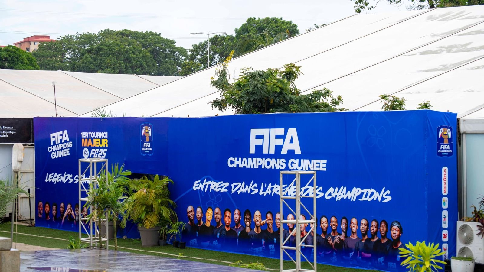 Structure habillée aux couleurs de FIFA Champions Guinée
