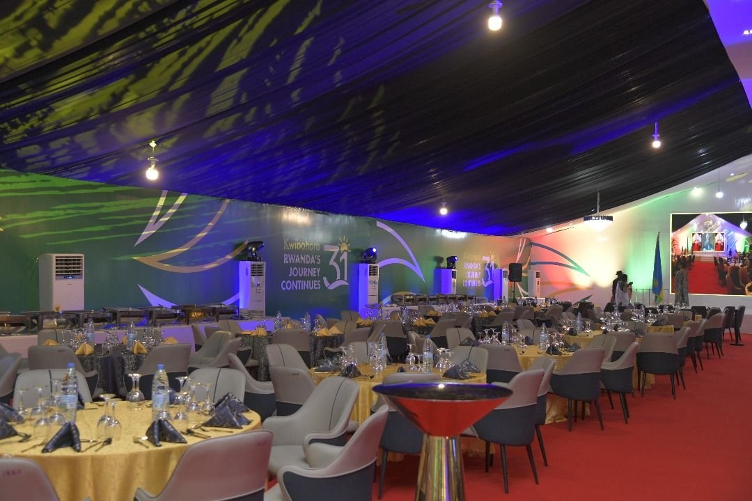 Dîner de gala sous structure habillée, tables nappées or